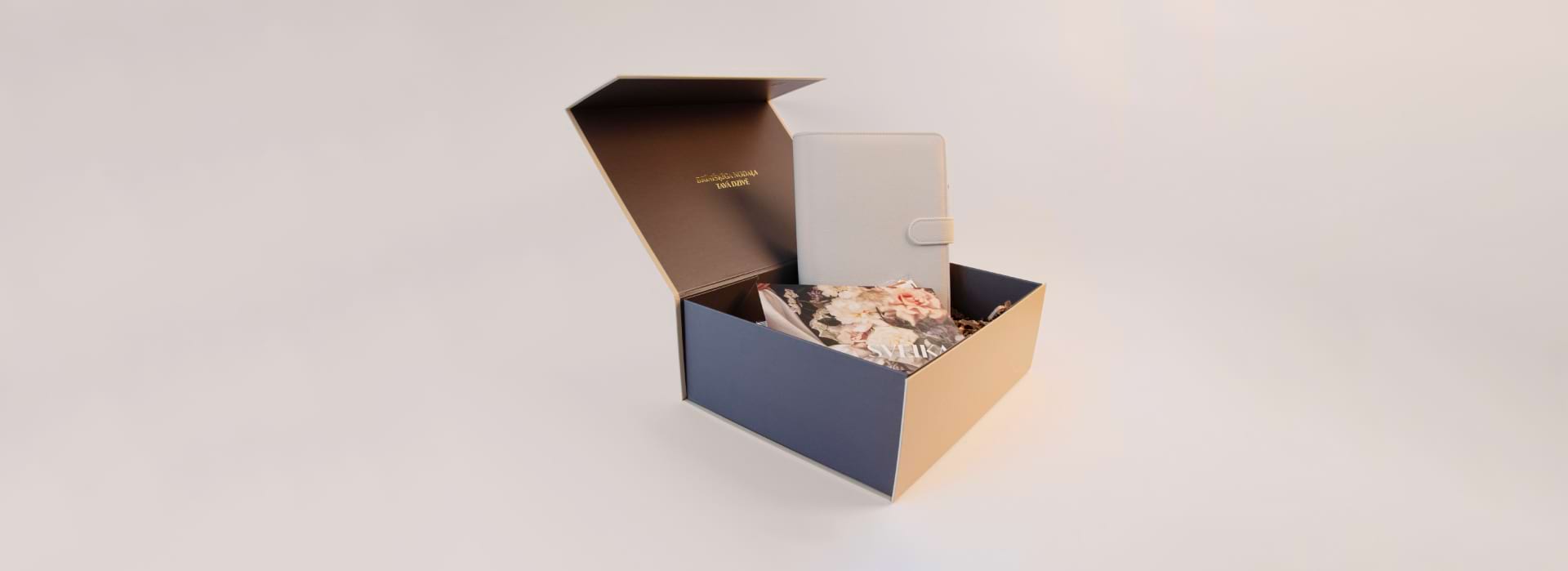 A box with the BANNTE wedding planner set inside.