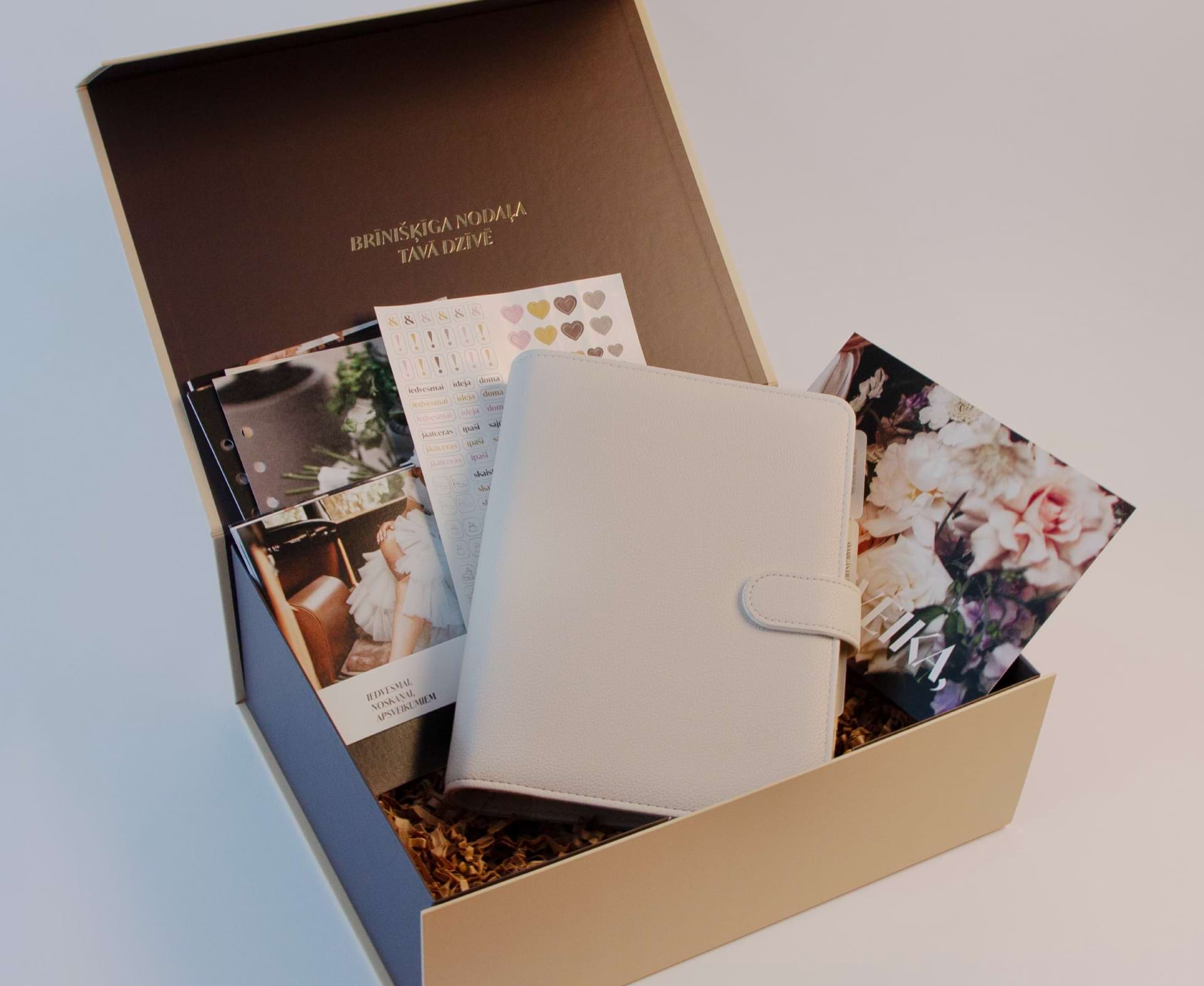 The box set of the wedding planner, with the planner in the middle and the stationery surrounding it.